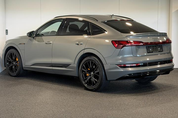 Grå Audi e-tron fra 2022