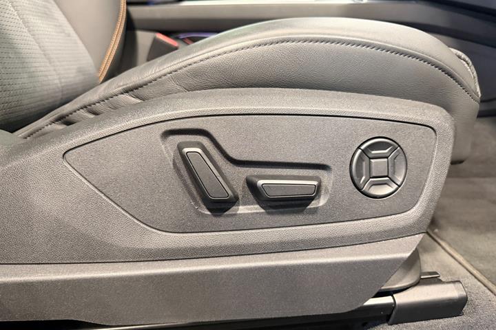 Grå Audi e-tron fra 2022