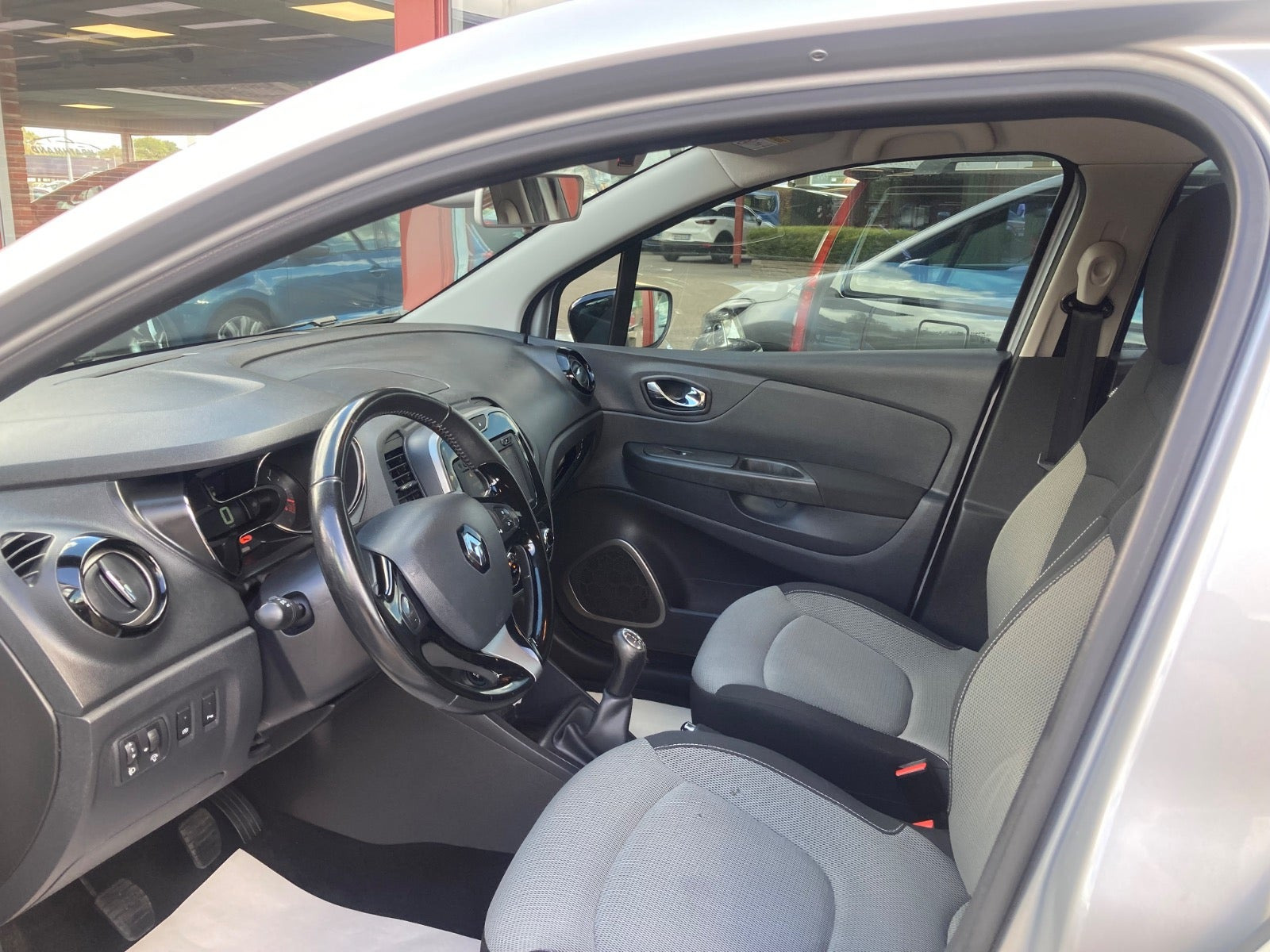 Sølv Renault Captur fra 2016