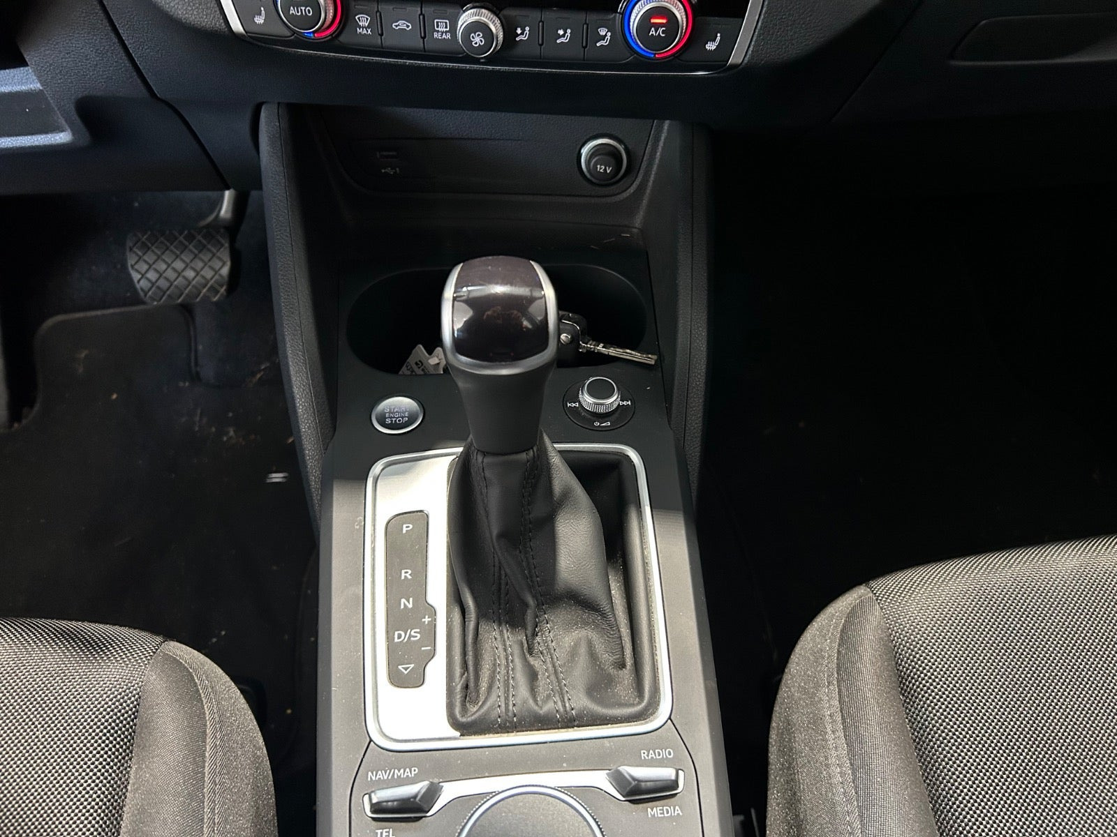 Grå Audi Q2 fra 2022