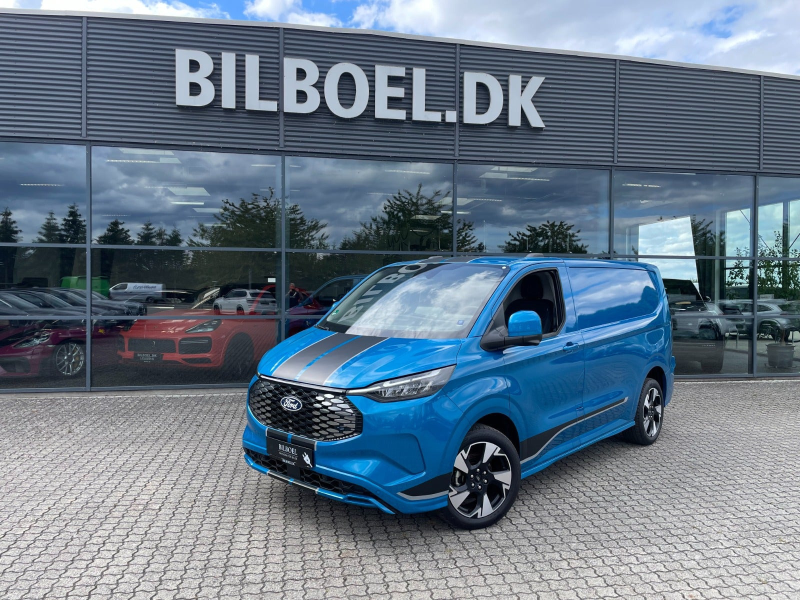 Blå Ford E-Transit Custom 320 L1 fra 2024