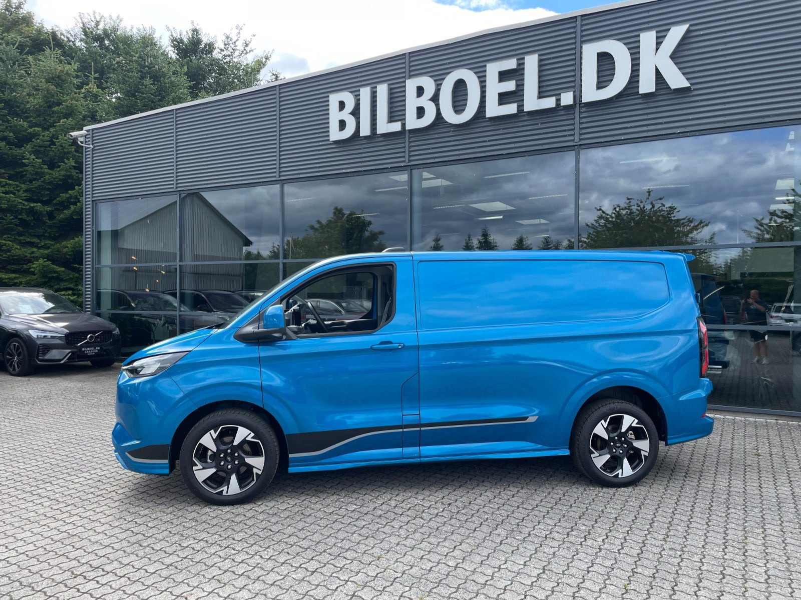Blå Ford E-Transit Custom 320 L1 fra 2024