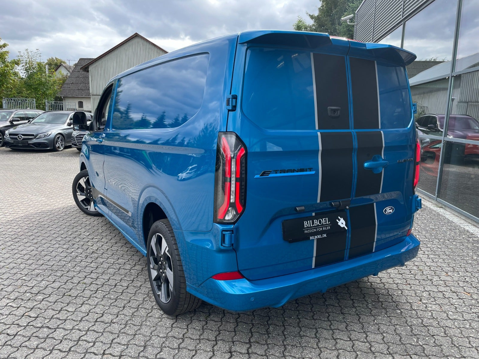 Blå Ford E-Transit Custom 320 L1 fra 2024
