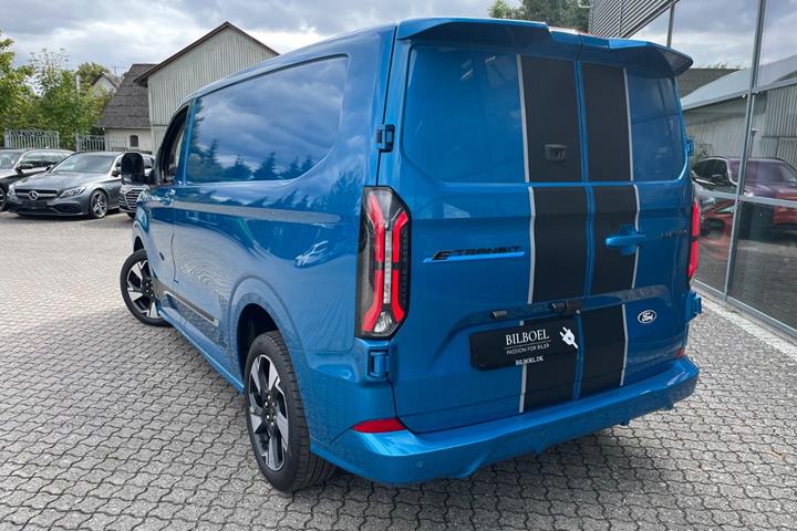 Blå Ford E-Transit Custom 320 L1 fra 2024