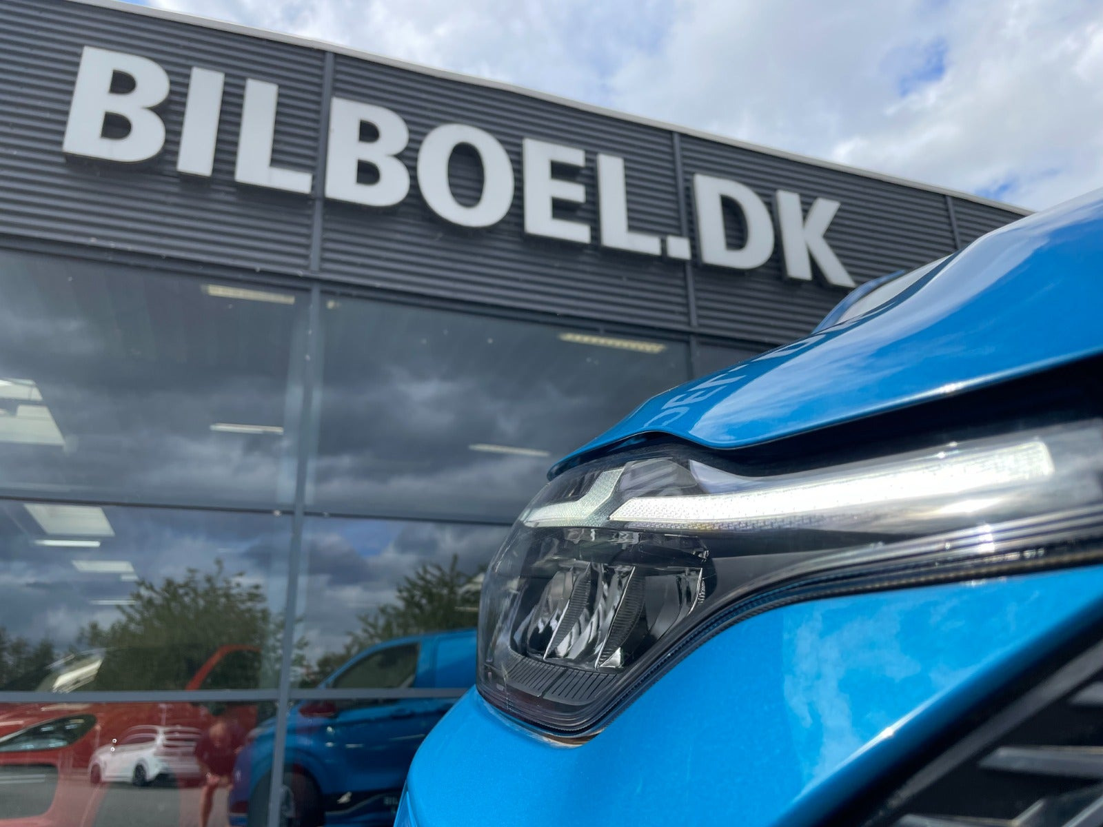 Blå Ford E-Transit Custom 320 L1 fra 2024