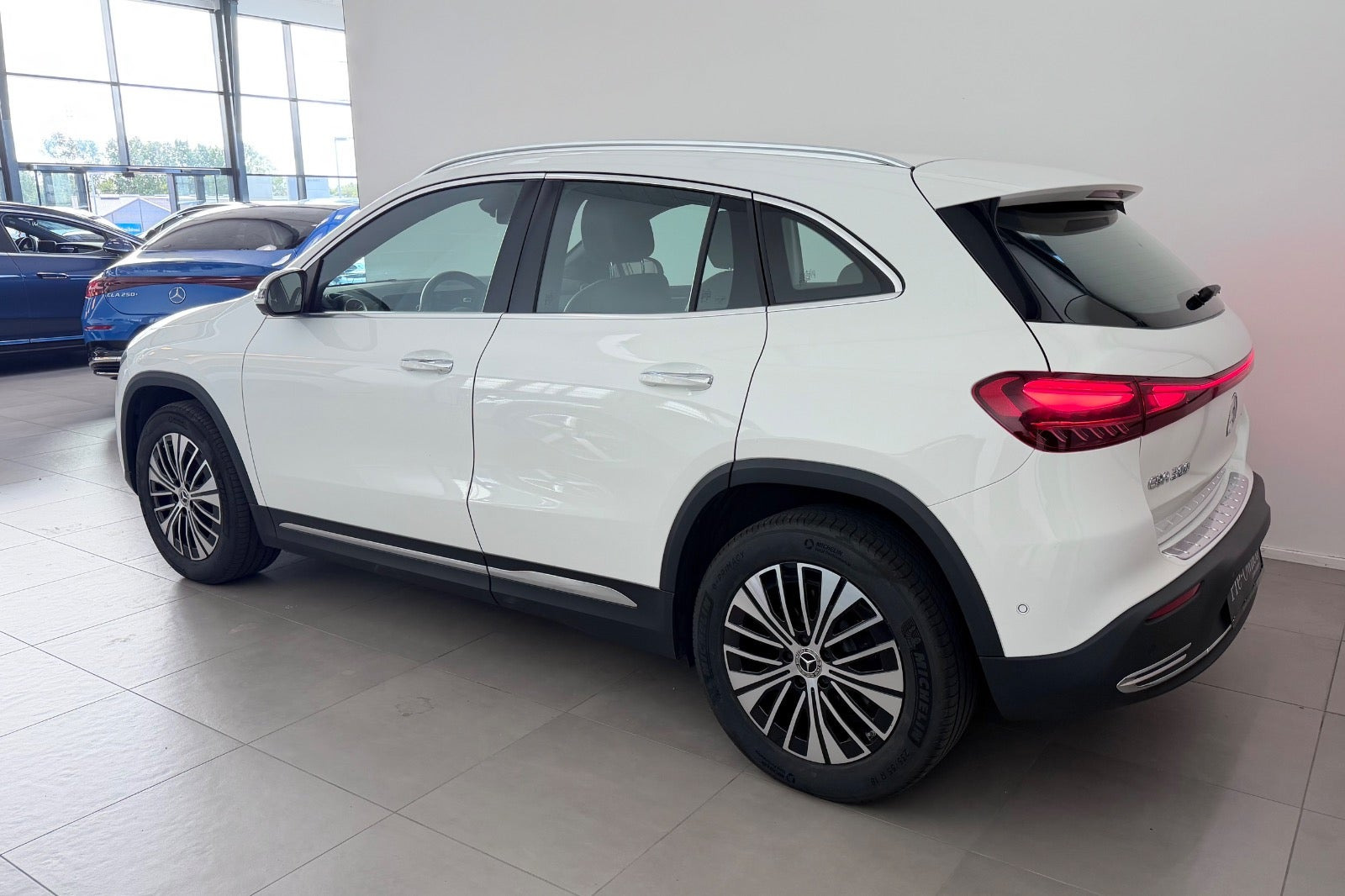 Hvid Mercedes EQA300 fra 2024