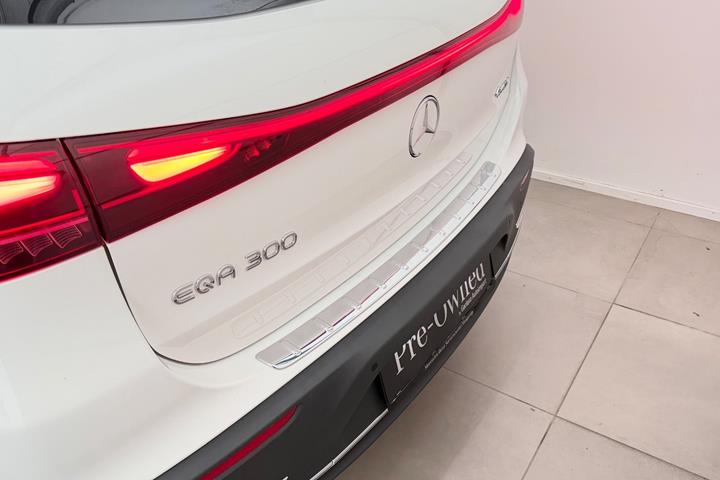 Hvid Mercedes EQA300 fra 2024
