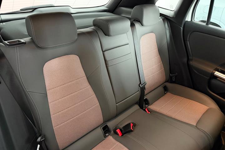 Hvid Mercedes EQA300 fra 2024