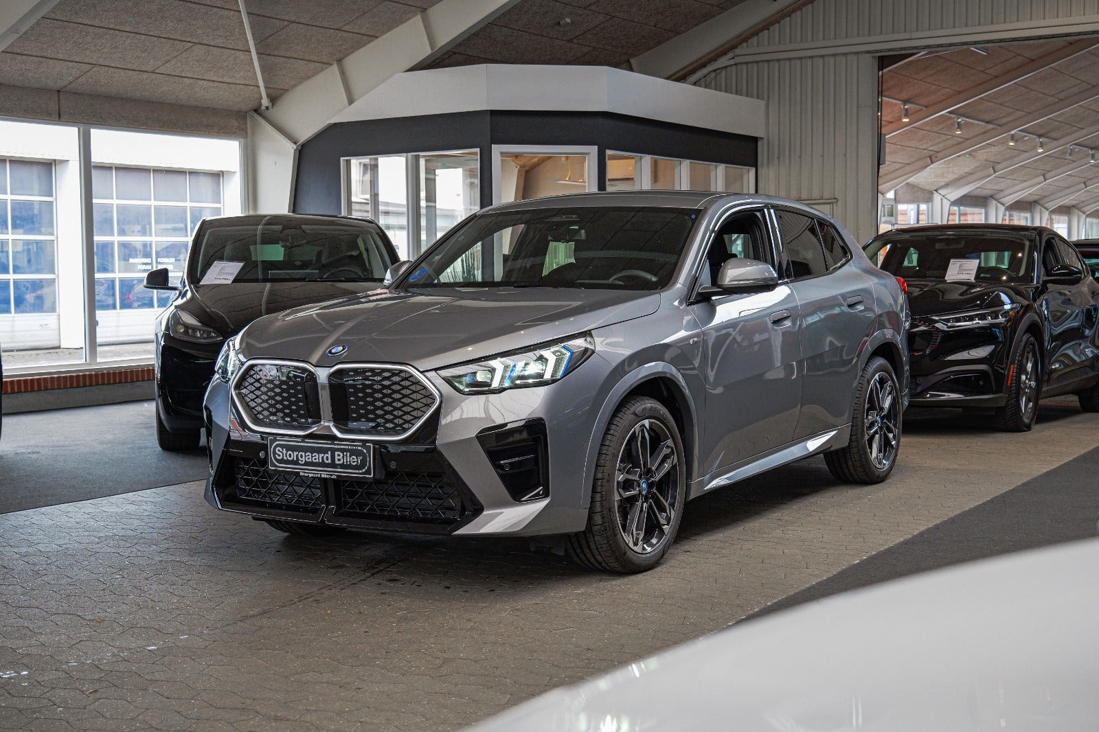 Grå BMW iX2 fra 2025