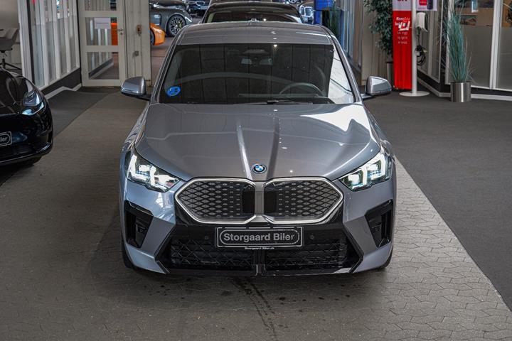 Grå BMW iX2 fra 2025