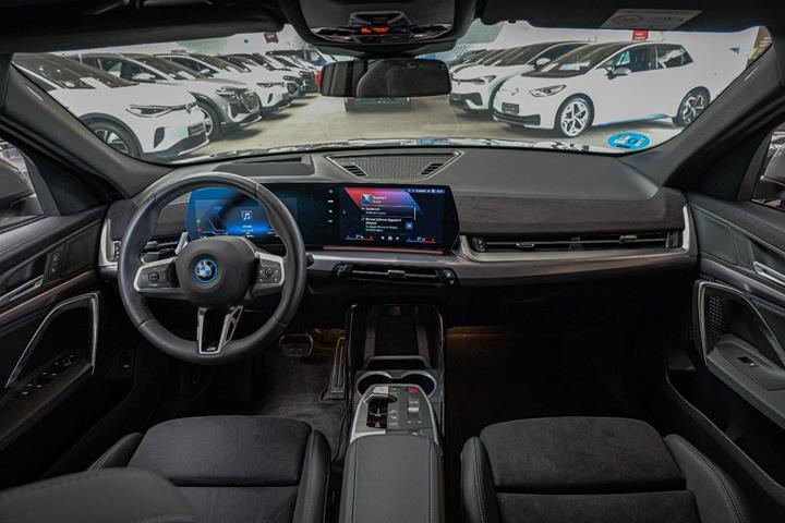 Grå BMW iX2 fra 2025