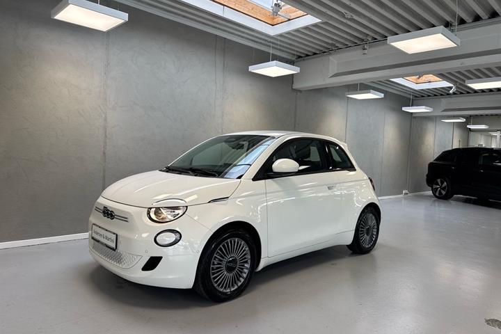 Hvid Fiat 500e fra 2023