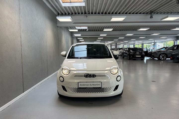 Hvid Fiat 500e fra 2023