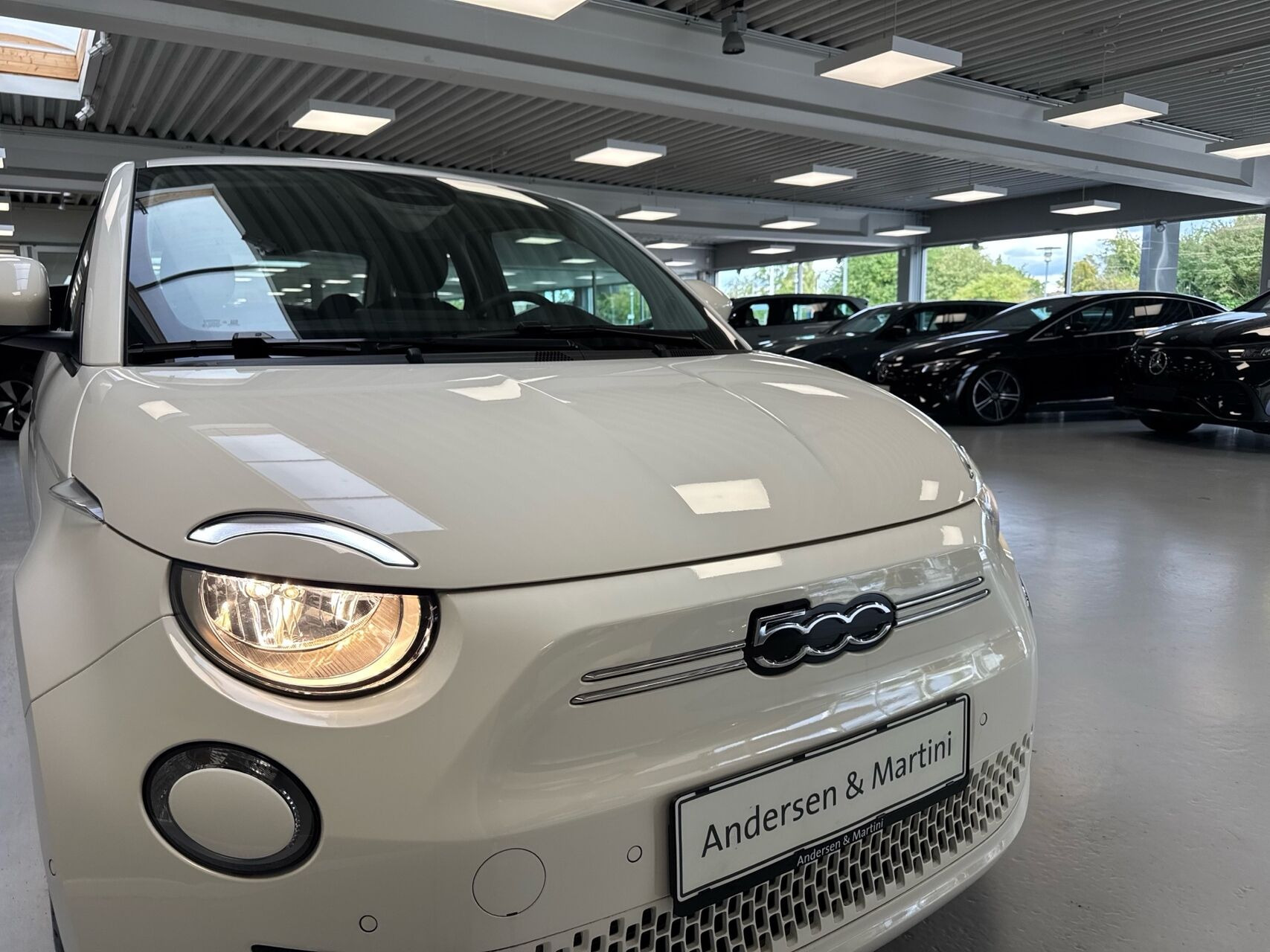 Hvid Fiat 500e fra 2023
