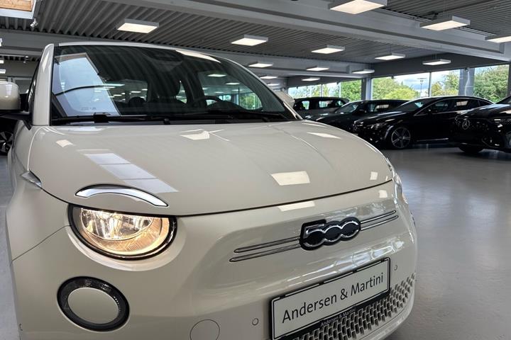Hvid Fiat 500e fra 2023