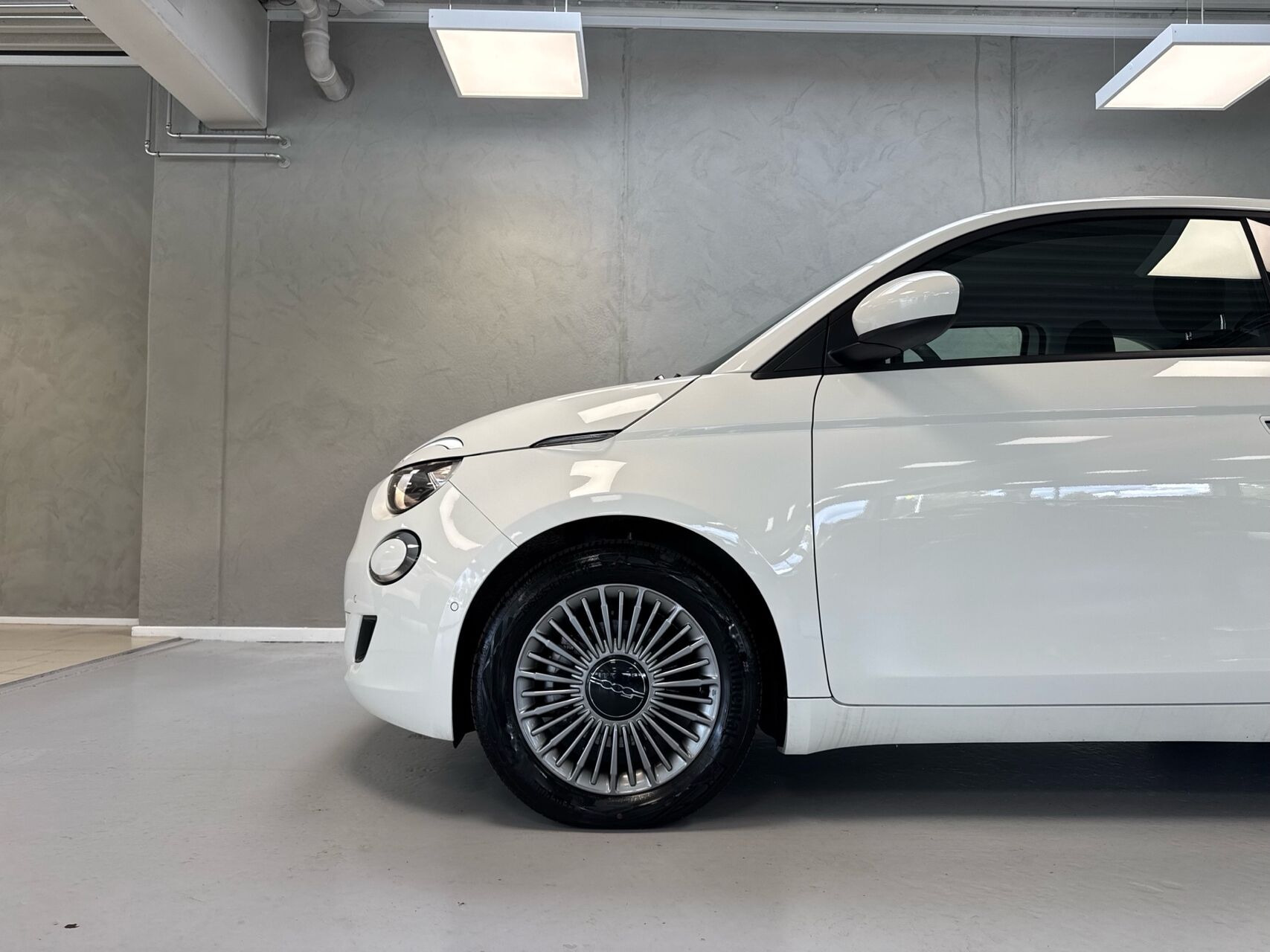 Hvid Fiat 500e fra 2023