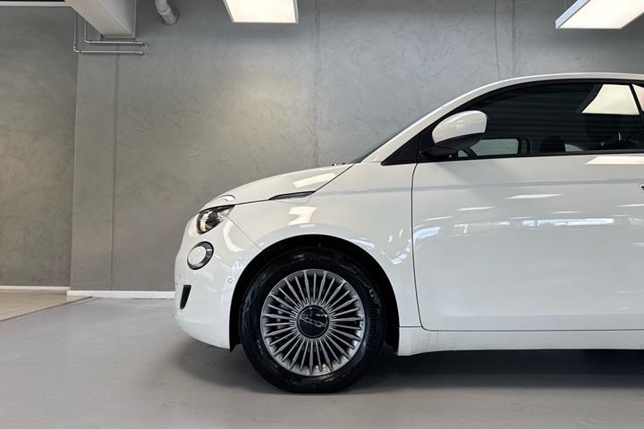 Hvid Fiat 500e fra 2023