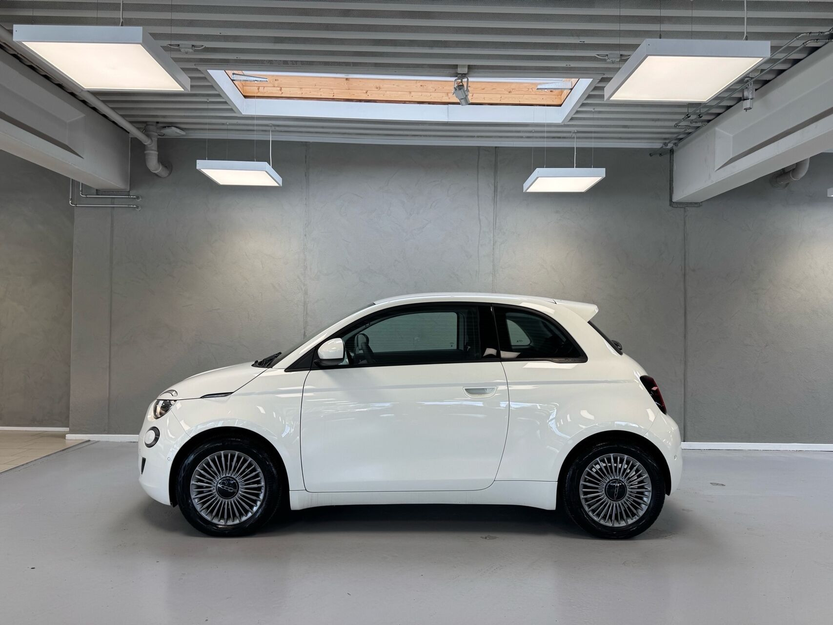 Hvid Fiat 500e fra 2023
