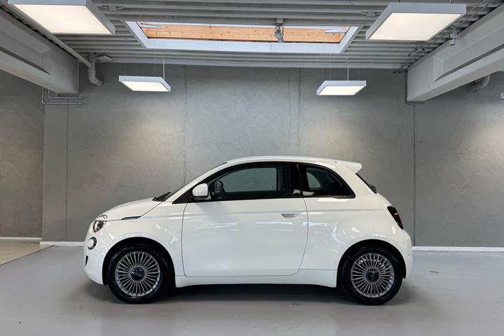 Hvid Fiat 500e fra 2023