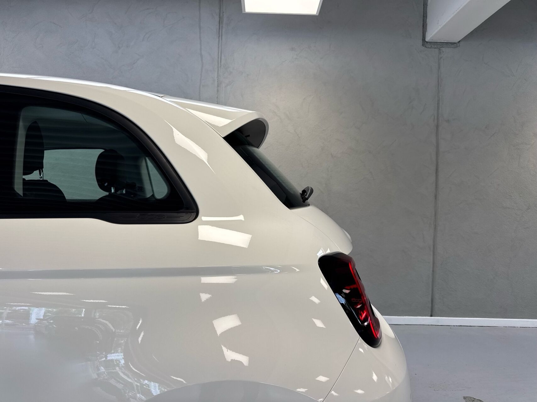 Hvid Fiat 500e fra 2023