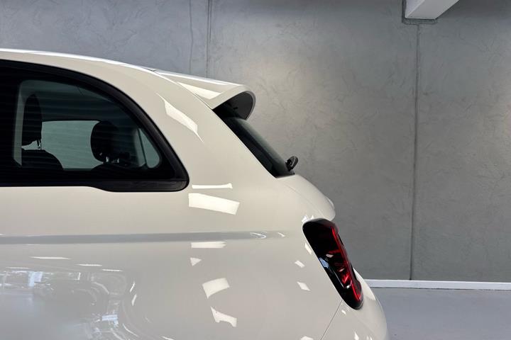 Hvid Fiat 500e fra 2023