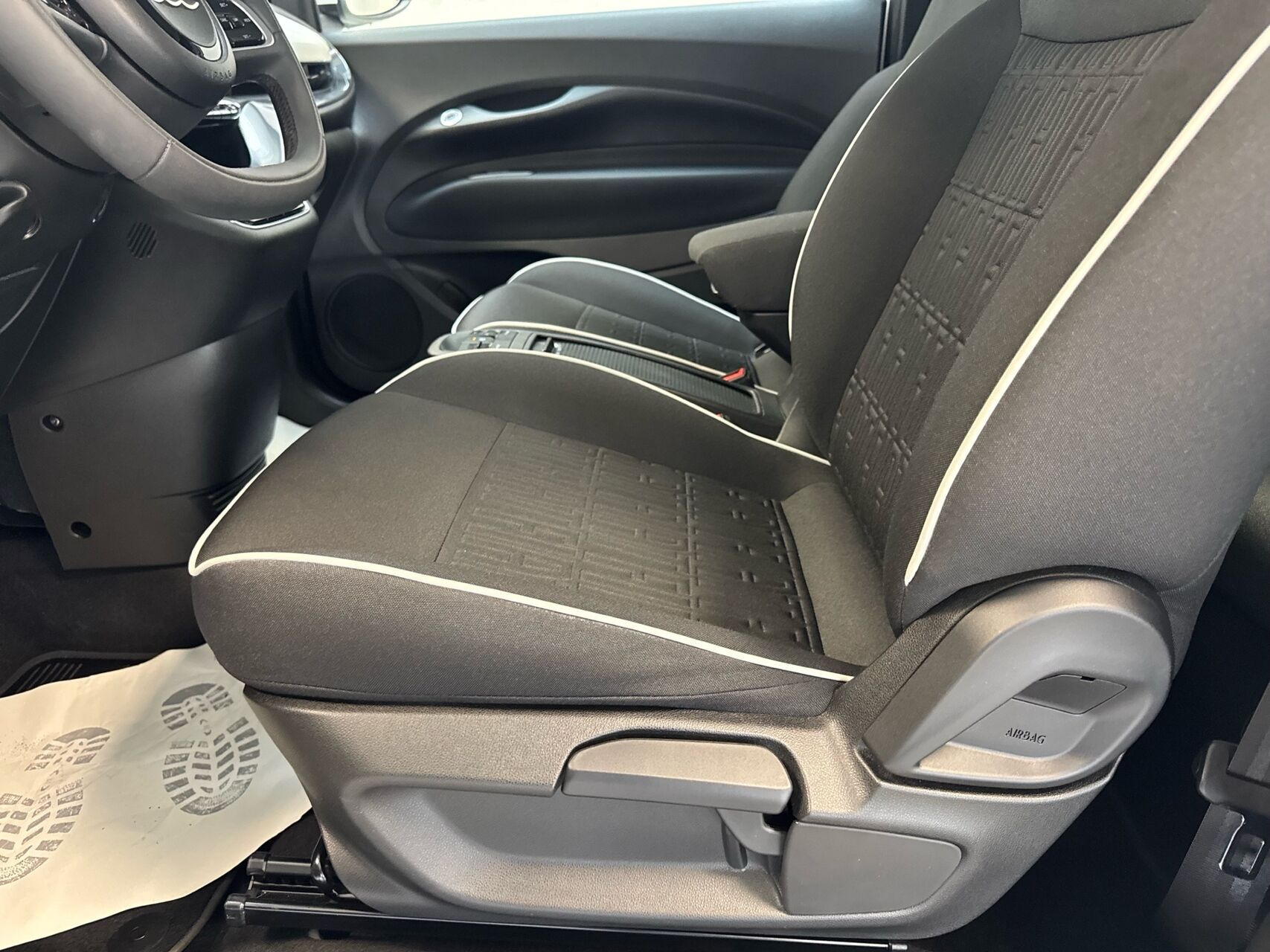 Hvid Fiat 500e fra 2023