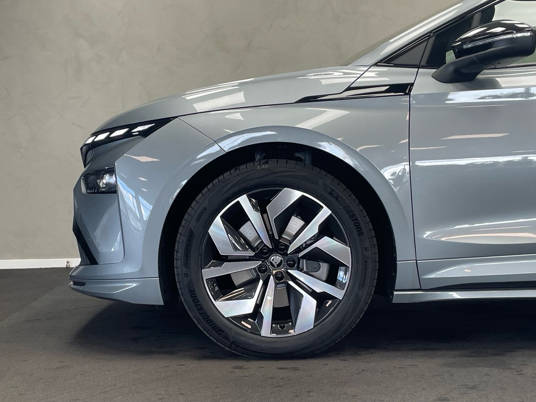 Grå Skoda Enyaq fra 2026