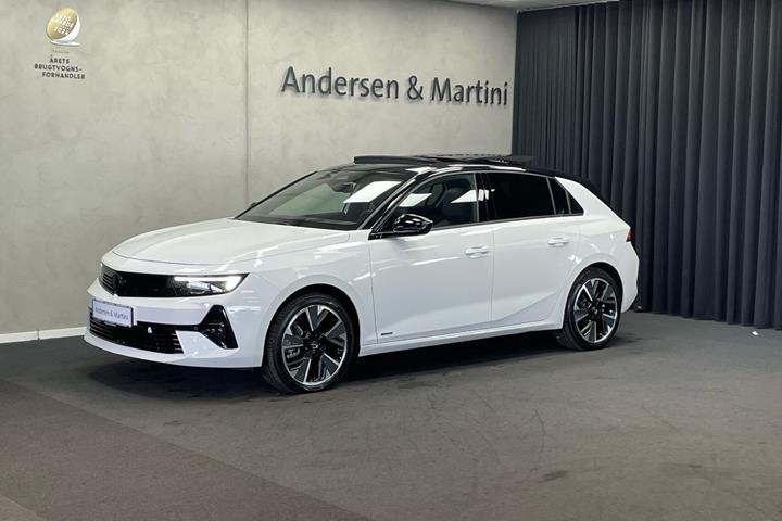 Hvid Opel Astra-e fra 2024