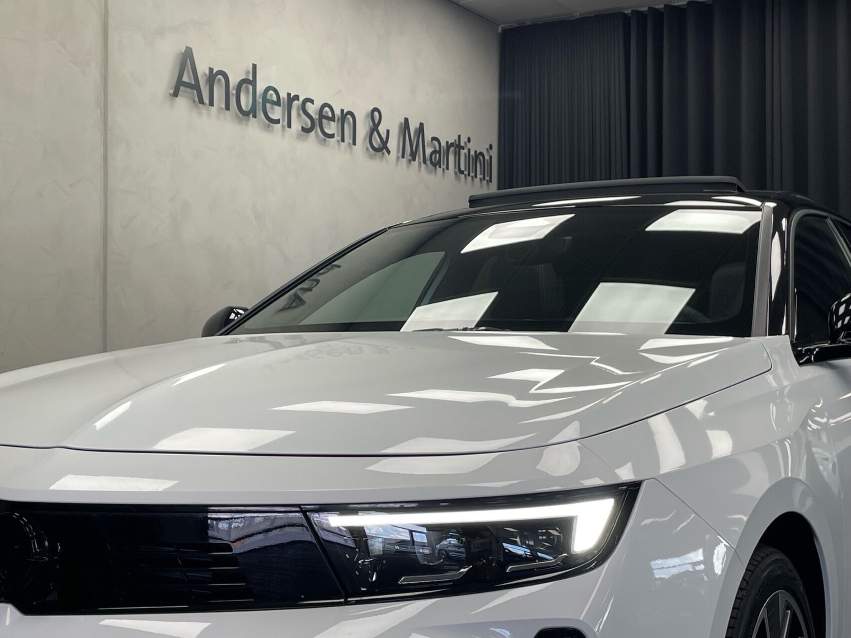 Hvid Opel Astra-e fra 2024