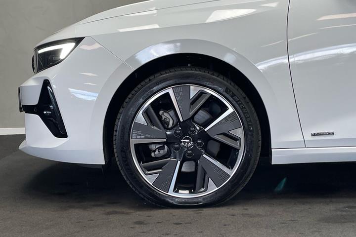 Hvid Opel Astra-e fra 2024