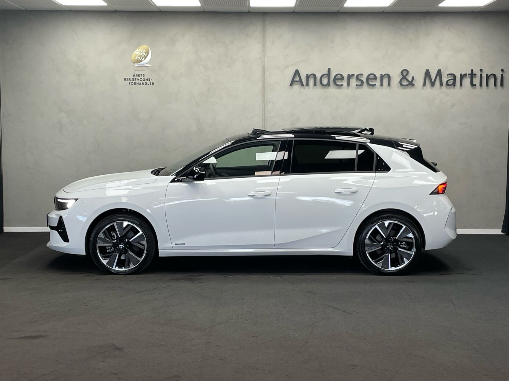 Hvid Opel Astra-e fra 2024