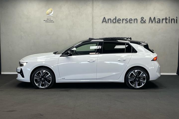 Hvid Opel Astra-e fra 2024