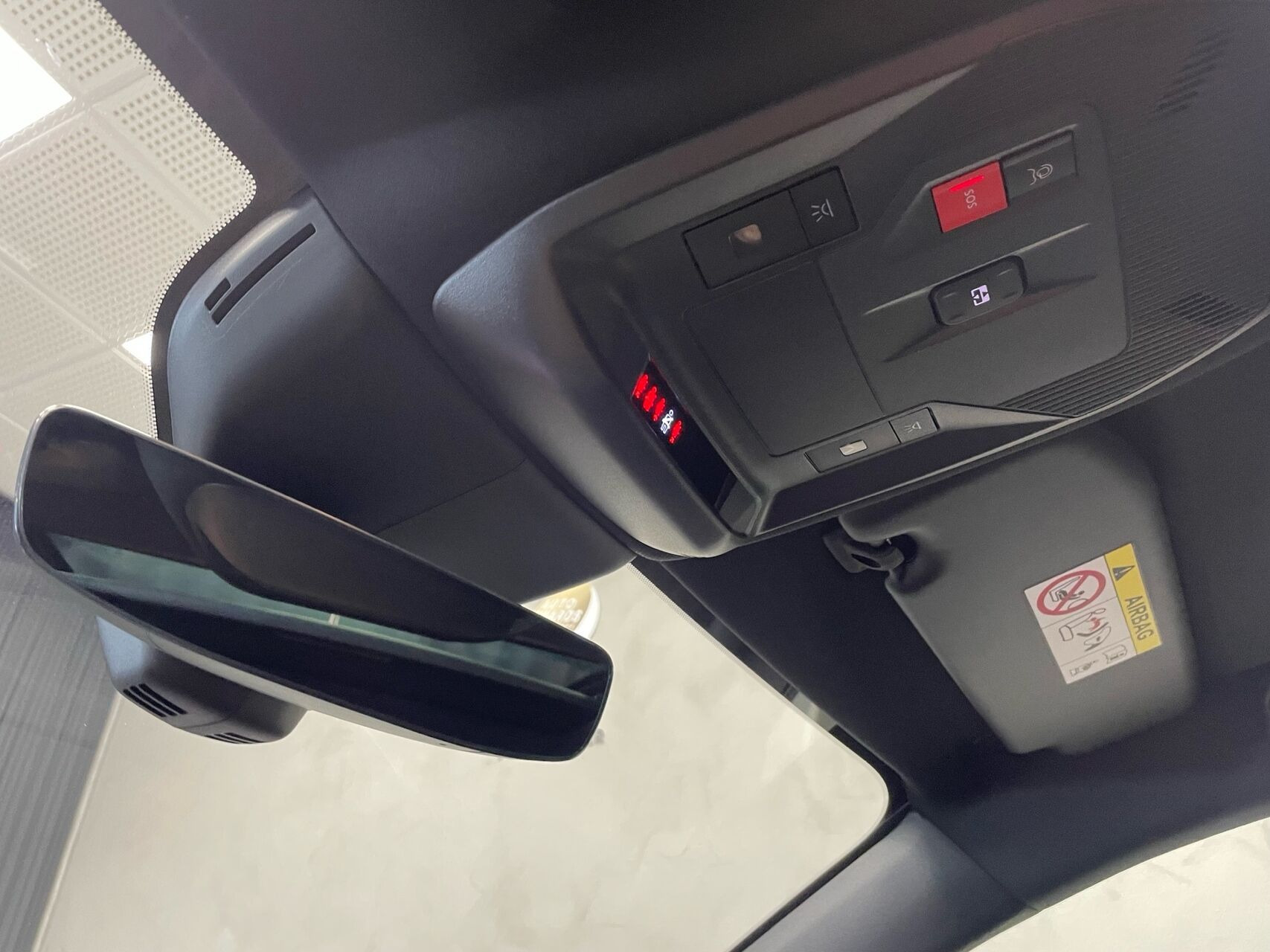 Hvid Opel Astra-e fra 2024