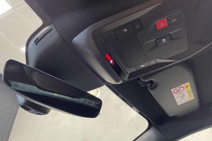 Hvid Opel Astra-e fra 2024