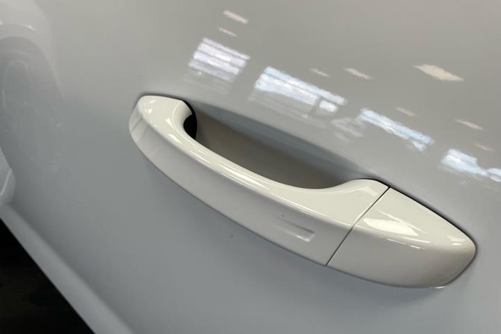 Hvid Opel Astra-e fra 2024