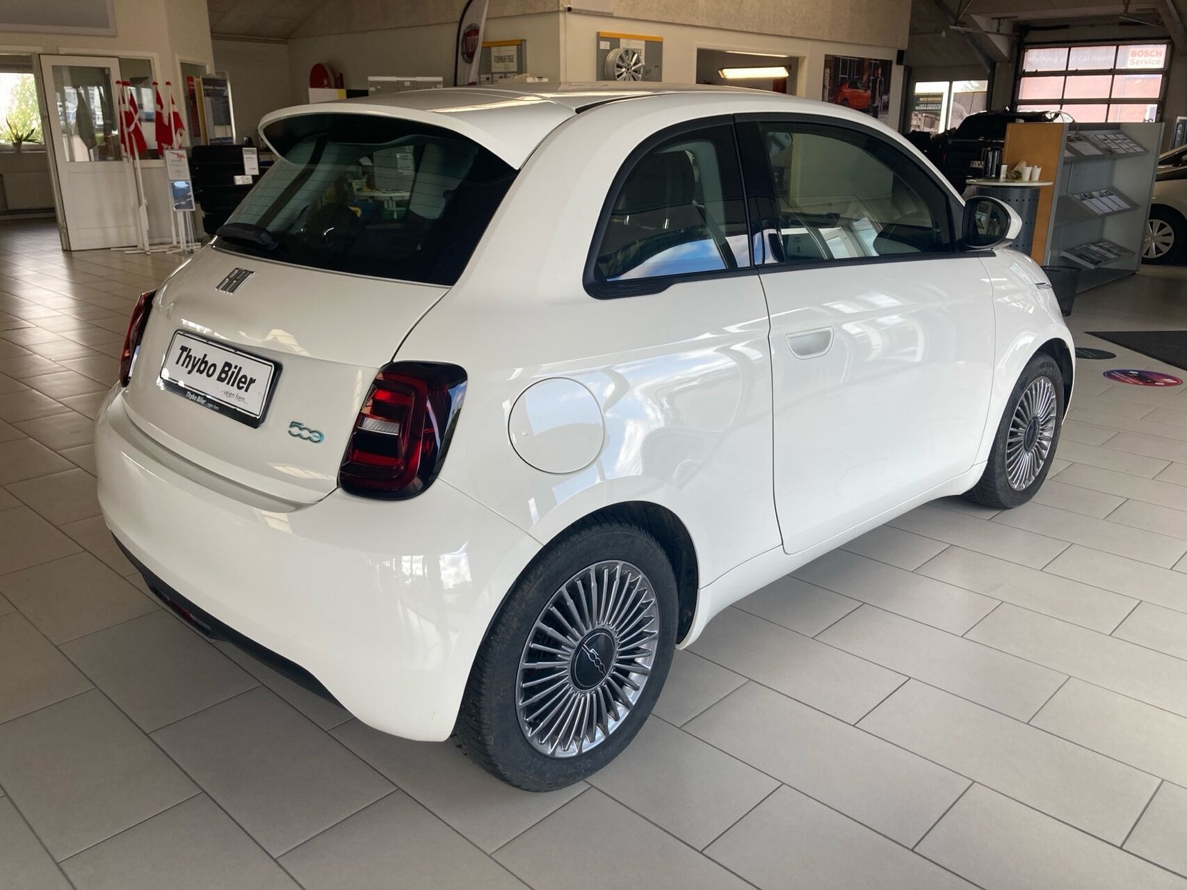 Hvid Fiat 500e fra 2023