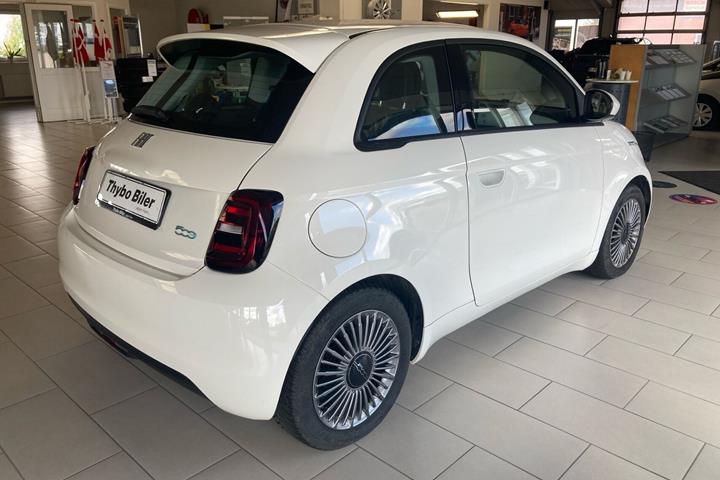 Hvid Fiat 500e fra 2023