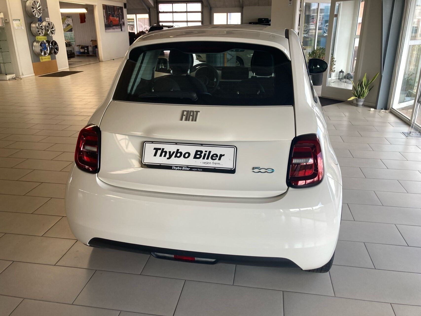 Hvid Fiat 500e fra 2023