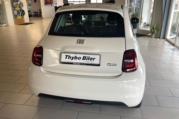 Hvid Fiat 500e fra 2023