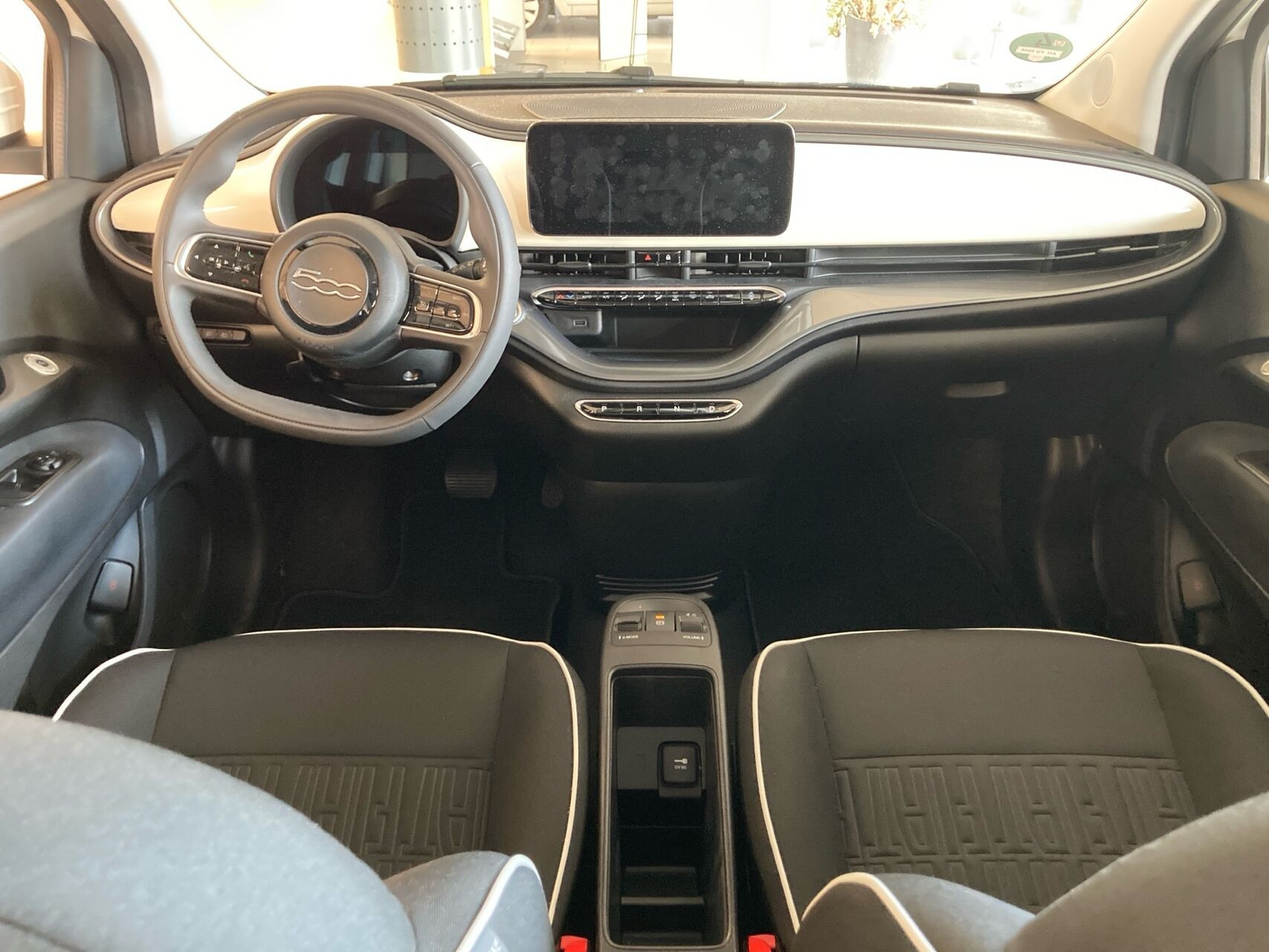 Hvid Fiat 500e fra 2023