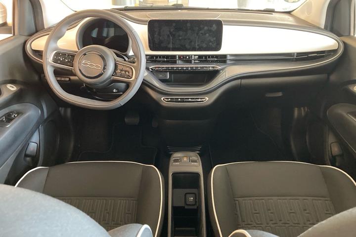 Hvid Fiat 500e fra 2023