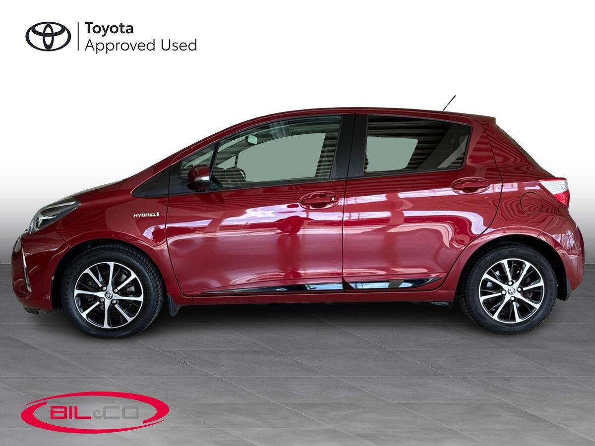 Rød Toyota Yaris fra 2018