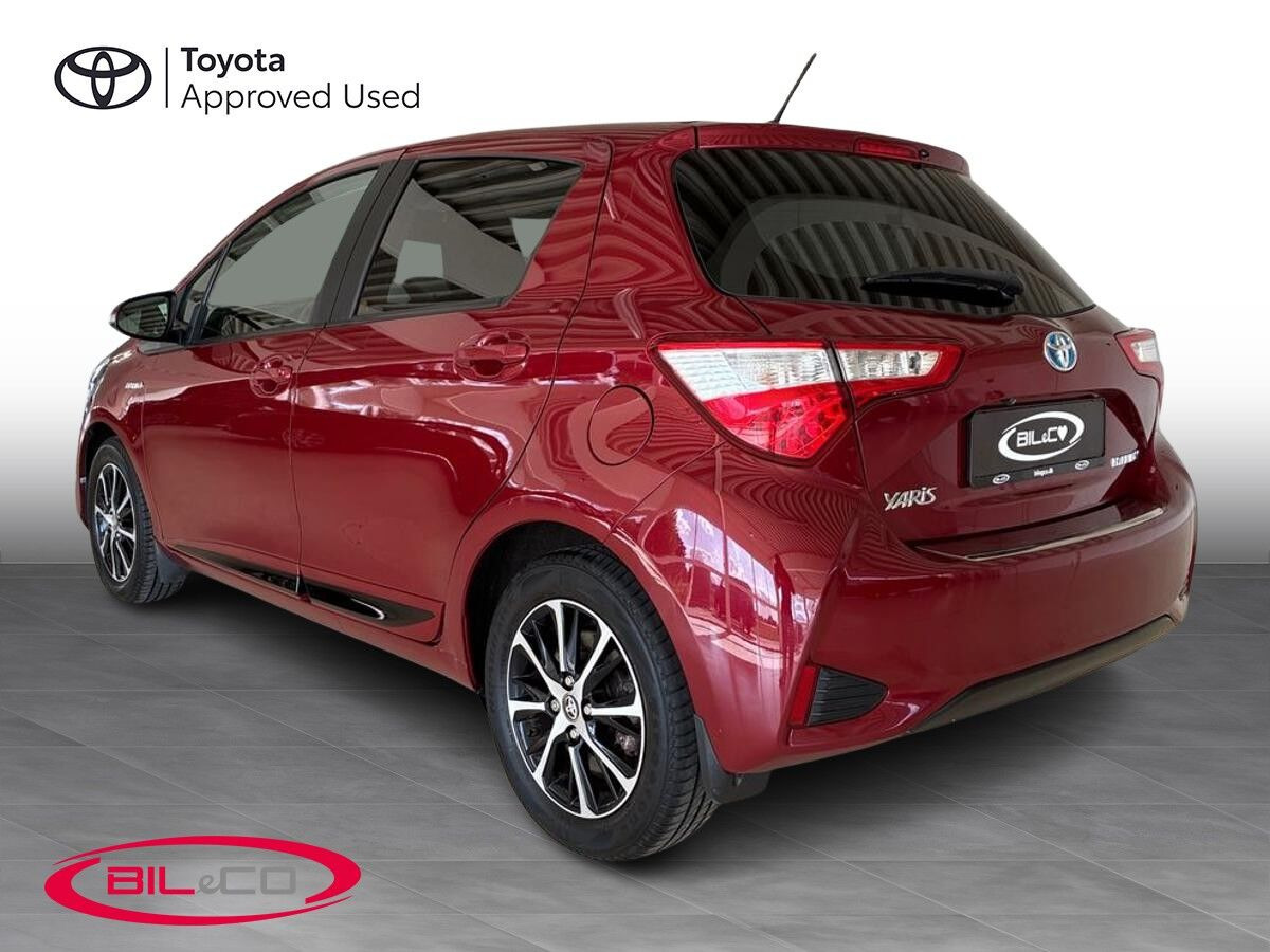 Rød Toyota Yaris fra 2018