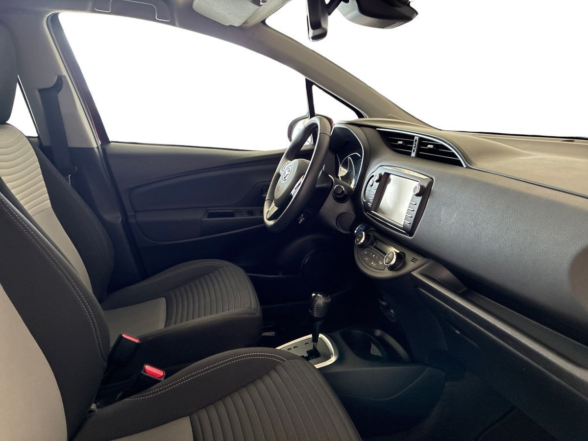 Rød Toyota Yaris fra 2018