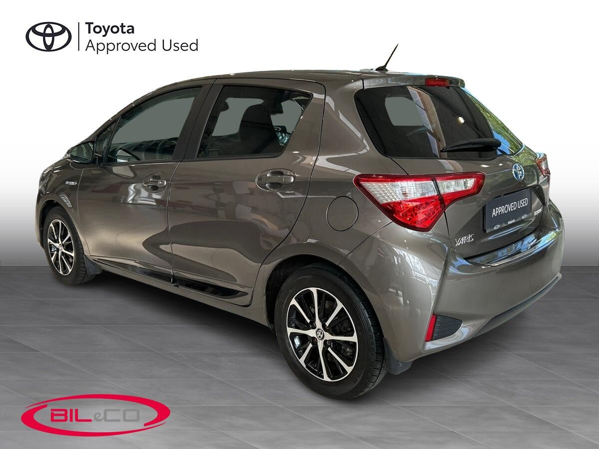 Bronze Toyota Yaris fra 2019
