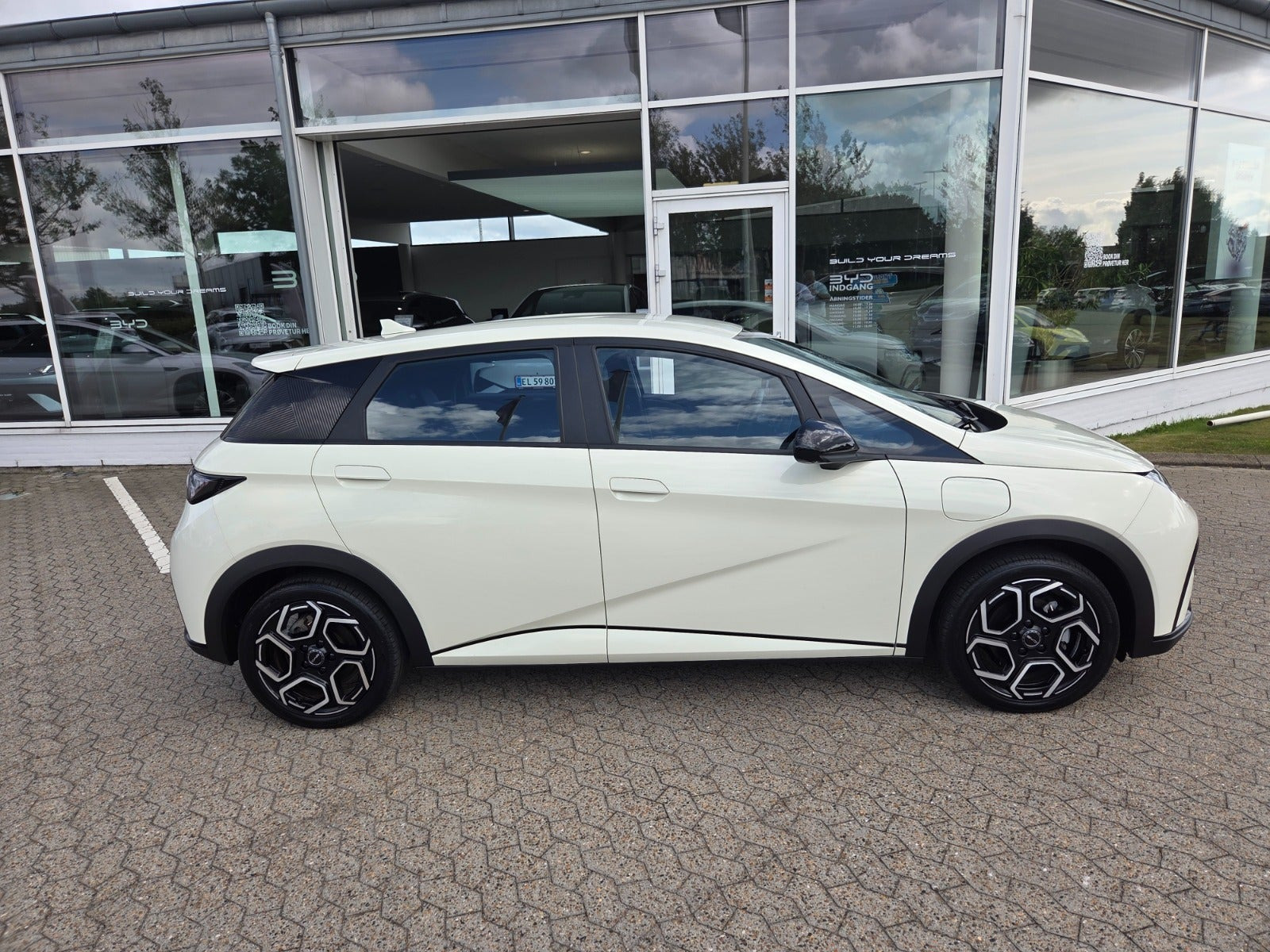 Beige BYD Dolphin fra 2024