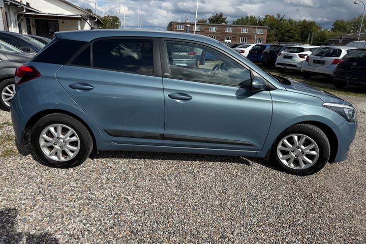 Grå Hyundai i20 fra 2017