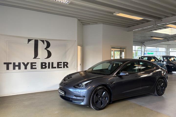 Grå Tesla Model 3 fra 2022