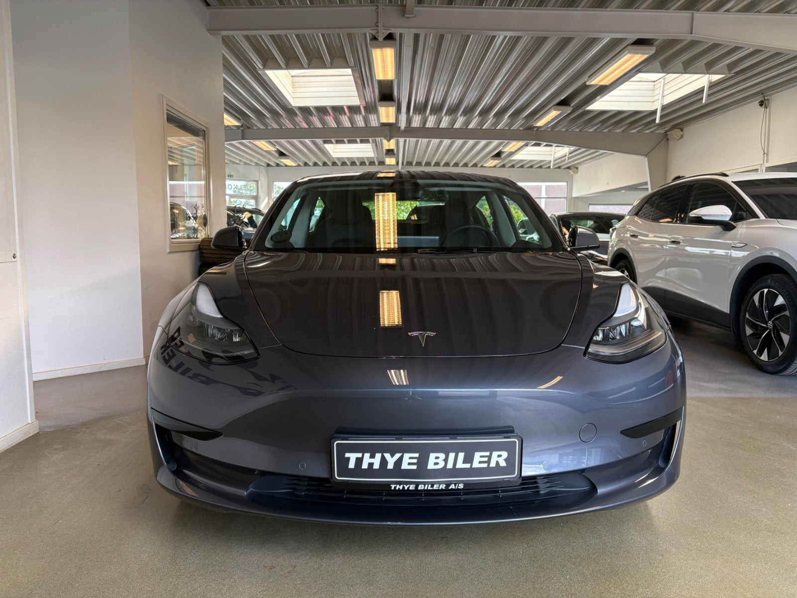 Grå Tesla Model 3 fra 2022