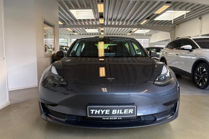 Grå Tesla Model 3 fra 2022
